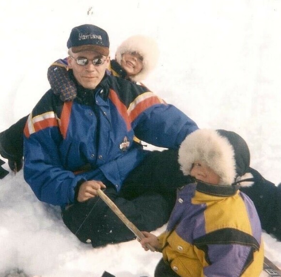 BLE DREPT: Johns pappa ble høsten 2003 drept på sin egen terrasse. Her er han fotografert med sønnen og dattera før den fatale kvelden. Foto: Privat BLE DREPT: Johns pappa ble høsten 2003 drept på sin egen terrasse. Her er han fotografert med sønnen og dattera før den fatale kvelden. Foto: Privat